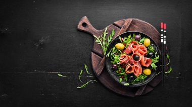Prosciutto, zeytin ve arugula ile Salata. Soğuk atıştırmalıklar. Üst te. Metniniz için boş alan.