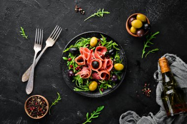 Prosciutto, zeytin ve arugula ile Salata. Soğuk atıştırmalıklar. Üst te. Metniniz için boş alan.