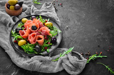 Prosciutto, zeytin ve arugula ile Salata. Soğuk atıştırmalıklar. Üst te. Metniniz için boş alan.