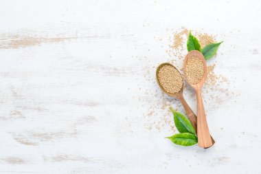 Beyaz ahşap arka planda beyaz kinoa. Üst Manzara. Boş kopyalama alanı.