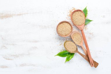 Beyaz ahşap arka planda beyaz kinoa. Üst Manzara. Boş kopyalama alanı.