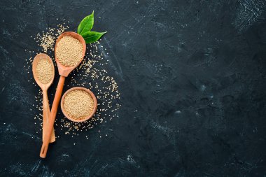 Ham beyaz Quinoa. Siyah bir arka plan üzerinde. Üst te. Ücretsiz kopyalama alanı.