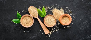 Ham beyaz Quinoa. Siyah bir arka plan üzerinde. Üst te. Ücretsiz kopyalama alanı.