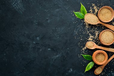 Ham beyaz Quinoa. Siyah bir arka plan üzerinde. Üst te. Ücretsiz kopyalama alanı.