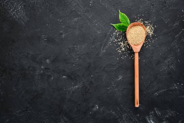 Ham beyaz Quinoa. Siyah bir arka plan üzerinde. Üst te. Ücretsiz kopyalama alanı.