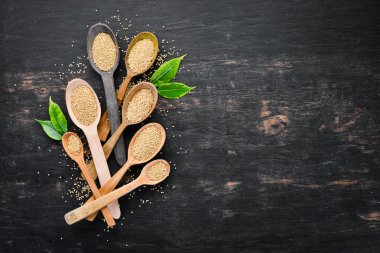 Ham beyaz Quinoa. Siyah bir arka plan üzerinde. Üst te. Ücretsiz kopyalama alanı.