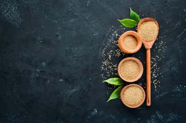 Ham beyaz Quinoa. Siyah bir arka plan üzerinde. Üst te. Ücretsiz kopyalama alanı.