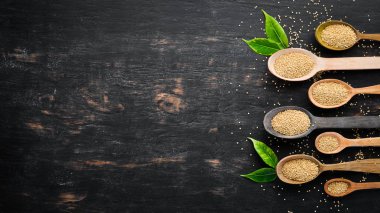 Ham beyaz Quinoa. Siyah bir arka plan üzerinde. Üst te. Ücretsiz kopyalama alanı.