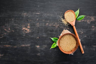 Ham beyaz Quinoa. Siyah bir arka plan üzerinde. Üst te. Ücretsiz kopyalama alanı.