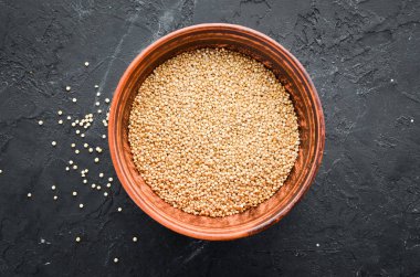 Ham beyaz Quinoa. Siyah bir arka plan üzerinde. Üst te. Ücretsiz kopyalama alanı.