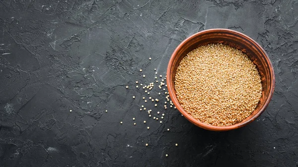 Nyers Fehér Quinoa Fekete Alapon Felülnézet Szabad Másol Hely — Stock Fotó