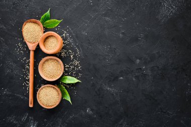 Ham beyaz Quinoa. Siyah bir arka plan üzerinde. Üst te. Ücretsiz kopyalama alanı.