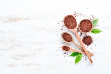 Kırmızı Quinoa. Beyaz ahşap bir arka plan üzerinde. Üst te. Ücretsiz kopyalama alanı.