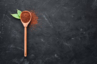 Superfood Kırmızı Quinoa. Siyah bir arka plan üzerinde. Üst te. Ücretsiz kopyalama alanı.