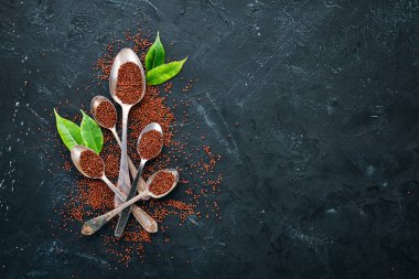 Superfood Kırmızı Quinoa. Siyah bir arka plan üzerinde. Üst te. Ücretsiz kopyalama alanı.