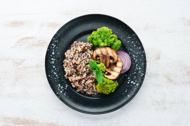 Bir tabakta mantar ve sebze ile Quinoa. Üst te. Metniniz için boş alan.