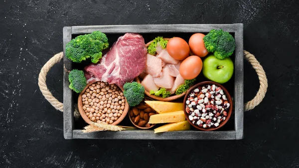 健康蛋白质来源和健美食品的分类 鸡肉片 花椰菜 在石头背景上 — 图库照片