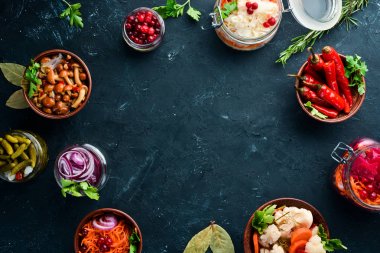 Mutfak masasında sebze ve mantar dolması. Lahana, mantar, salatalık, karnabahar. Üst te. Metniniz için boş alan.