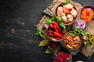 Mutfak masasında sebze ve mantar dolması. Lahana, mantar, salatalık, karnabahar. Üst te. Metniniz için boş alan.