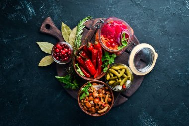 Mutfak masasında sebze ve mantar dolması. Lahana, mantar, salatalık, karnabahar. Üst te. Metniniz için boş alan.