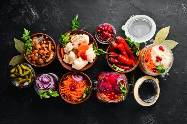 Mutfak masasında sebze ve mantar dolması. Lahana, mantar, salatalık, karnabahar. Üst te. Metniniz için boş alan.