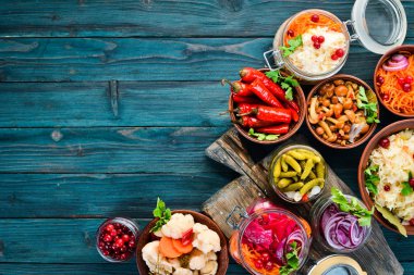 Mutfak masasında sebze ve mantar dolması. Lahana, mantar, salatalık, karnabahar. Üst te. Metniniz için boş alan.