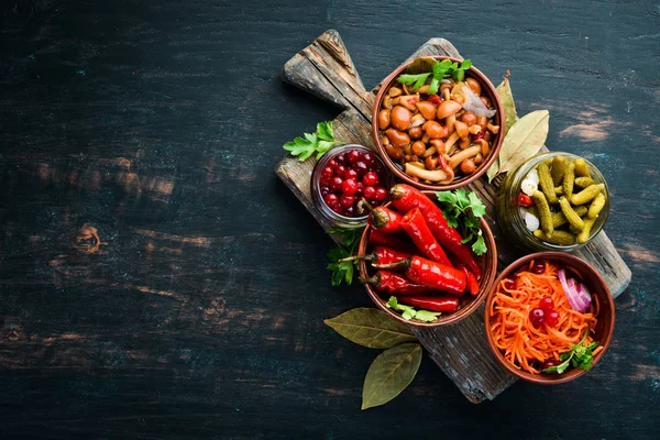 Legumes Recheados Cogumelos Mesa Cozinha Repolho Cogumelos Pepinos Couve Flor — Fotografia de Stock