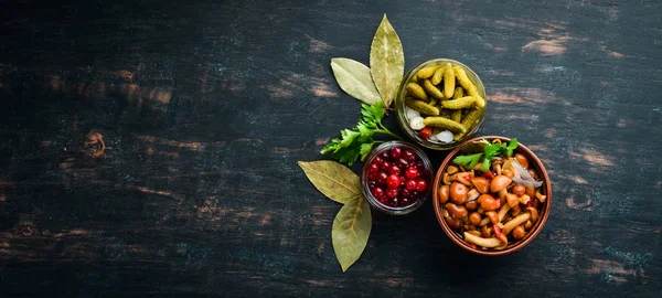 Legumes Recheados Cogumelos Mesa Cozinha Repolho Cogumelos Pepinos Couve Flor — Fotografia de Stock