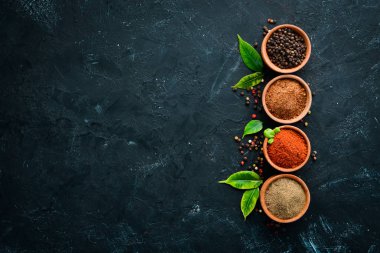 Bir dizi biber. Karabiber, renkli biber, karabiber, kurutulmuş biber. Üst te. Siyah bir arka plan üzerinde. metniniz için boş alan.