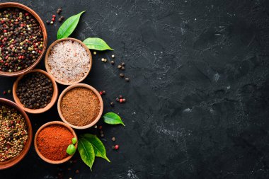 Bir dizi biber. Karabiber, renkli biber, karabiber, kurutulmuş biber. Üst te. Siyah bir arka plan üzerinde. metniniz için boş alan.