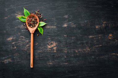 Renkli biber karışımı. Üst te. Eski arka planda. metniniz için boş alan.