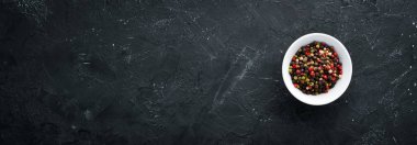 Renkli biber karışımı. Üst te. Eski arka planda. metniniz için boş alan.