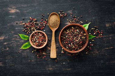 Renkli biber karışımı. Üst te. Eski arka planda. metniniz için boş alan.