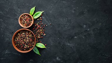 Renkli biber karışımı. Üst te. Eski arka planda. metniniz için boş alan.