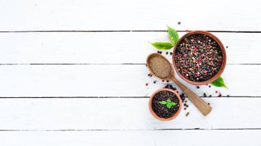 Renkli biber karışımı. Üst te. Eski arka planda. metniniz için boş alan.