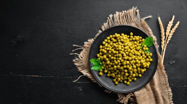 Bir tabakta marine yeşil bezelye. Üst te. Metniniz için boş alan.