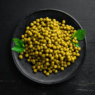 Bir tabakta marine yeşil bezelye. Üst te. Metniniz için boş alan.