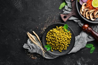 Bir tabakta marine yeşil bezelye. Üst te. Metniniz için boş alan.