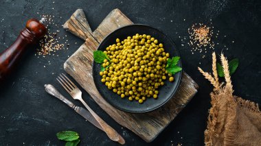 Bir tabakta marine yeşil bezelye. Üst te. Metniniz için boş alan.