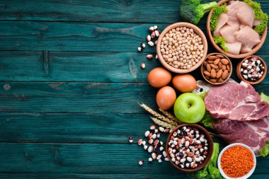 Dengeli diyet gıda arka plan. Protein gıdalar Mavi ahşap arka plan üzerinde. Metniniz için boş alan.