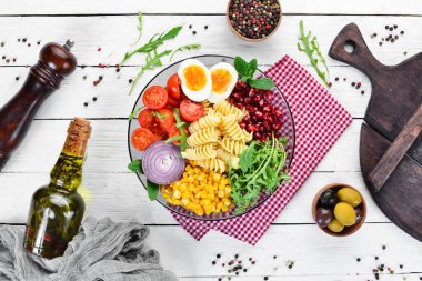 Mısırlı makarna, yumurta, domates, arugula, bir kapta. Bowl Buddha Top görünümü. metniniz için boş alan.
