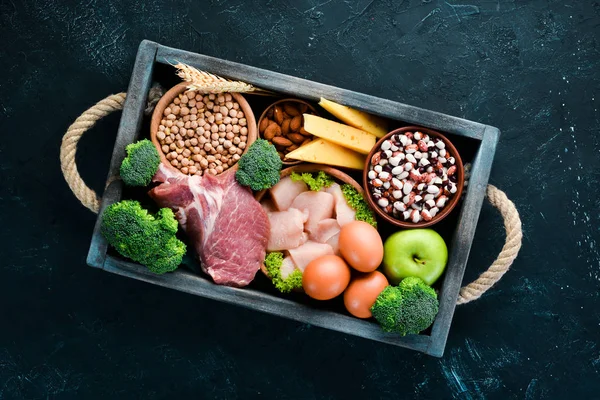 均衡饮食食物背景 蛋白质食物在蓝色的木制背景上 文本的可用空间 — 图库照片