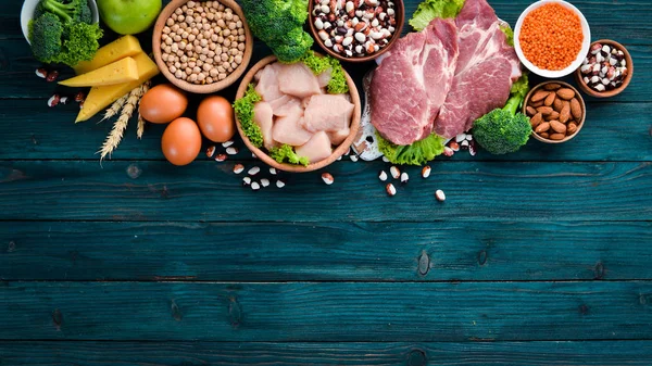 Vyvážené Stravování Proteinové Potraviny Modrém Dřevěném Pozadí Volné Místo Pro — Stock fotografie