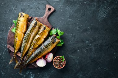 Füme Balık Uskumru. Siyah taş bir arka plan üzerinde. Üst te. Ücretsiz kopyalama alanı.