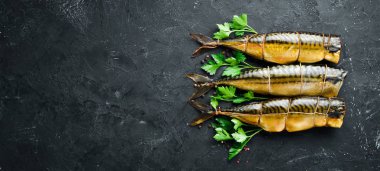 Füme Balık Uskumru. Siyah taş bir arka plan üzerinde. Üst te. Ücretsiz kopyalama alanı.