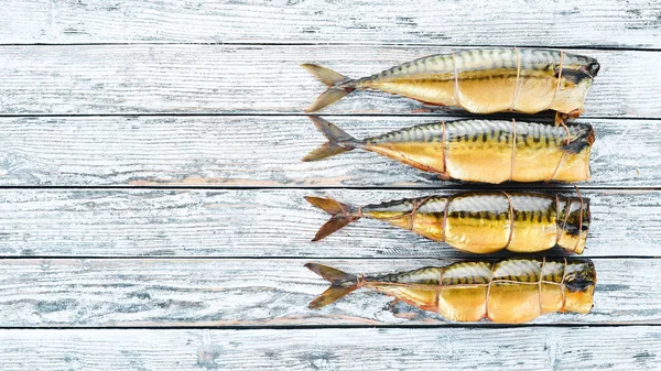 Копченая Рыба Макрель Белом Деревянном Фоне Вид Сверху — стоковое фото