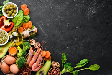 Sağlıklı diyet gıda: ıspanak, maydanoz, karides, kabak çekirdeği, yumurta, avokado, brokoli. Üstte görüntü.