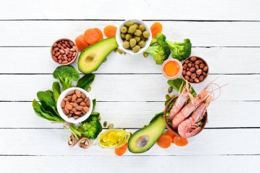 Sağlıklı diyet gıda: ıspanak, maydanoz, karides, kabak çekirdeği, yumurta, avokado, brokoli. Üstte görüntü.