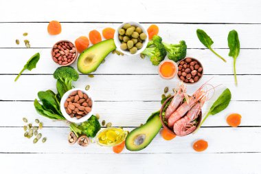 Sağlıklı diyet gıda: ıspanak, maydanoz, karides, kabak çekirdeği, yumurta, avokado, brokoli. Üstte görüntü.