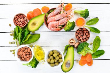 Sağlıklı diyet gıda: ıspanak, maydanoz, karides, kabak çekirdeği, yumurta, avokado, brokoli. Üstte görüntü.